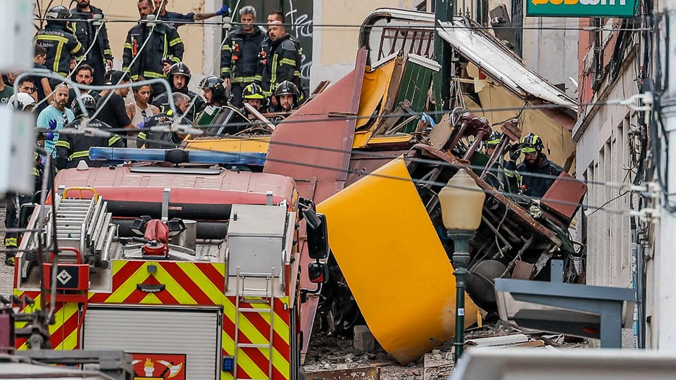 Αυτόπτης μάρτυρας για τελεφερίκ «Γκλόρια»: «Χτύπησε το κτίριο και διαλύθηκε σαν χαρτονένιο κουτί» (βίντεο)