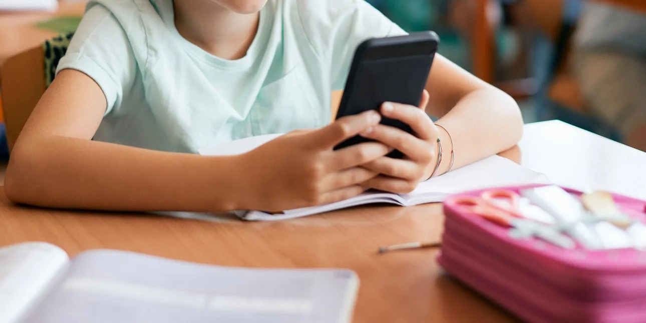 Επιστρέφουν στα θρανία οι μαθητές: Τι ισχύει φέτος με τη χρήση κινητών στα σχολεία