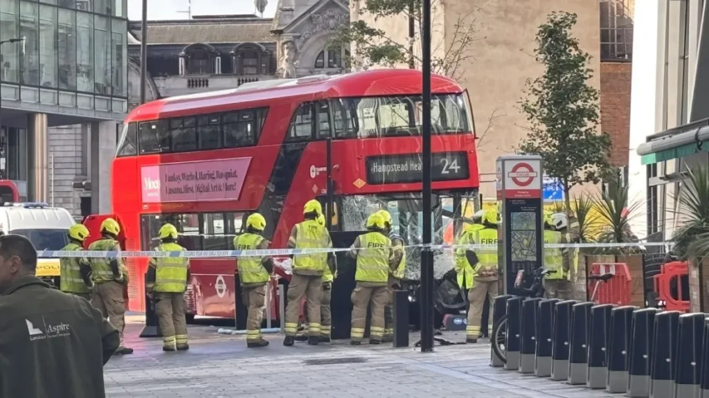 Διώροφο λεωφορείο παρέσυρε πεζούς στο Λονδίνο: Αναφορές για πολλούς τραυματίες (φωτο – βίντεο) 