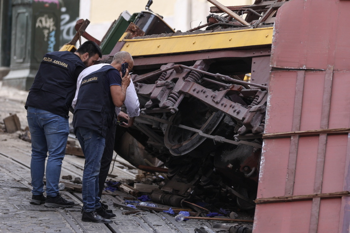Οκτώ τουρίστες νεκροί ανάμεσα στους 16 νεκρούς από την πτώση του τελεφερίκ στην Λισαβόνα