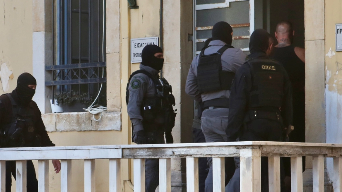 Οργάνωση της Κρήτης: Ελεύθερος ο αστυνομικός που συνελήφθη – Ο όρος που του επιβλήθηκε