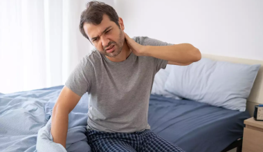 Μήπως ξυπνάτε πιασμένοι; – Οι πιο συνηθισμένοι λόγοι για την πρωινή μυϊκή δυσκαμψία