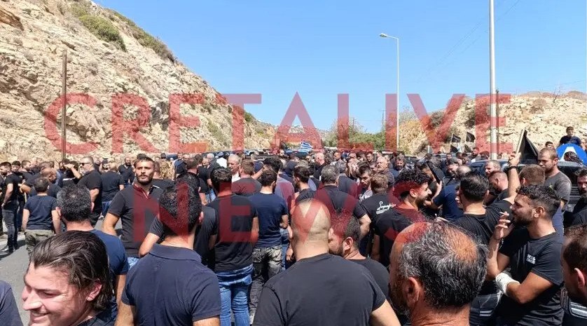 Κρήτη: Κτηνοτρόφοι διαμαρτύρονται στους δρόμους – «Μας στοχοποιούν ενώ αυτοί είναι ψεύτες και κλέφτες»