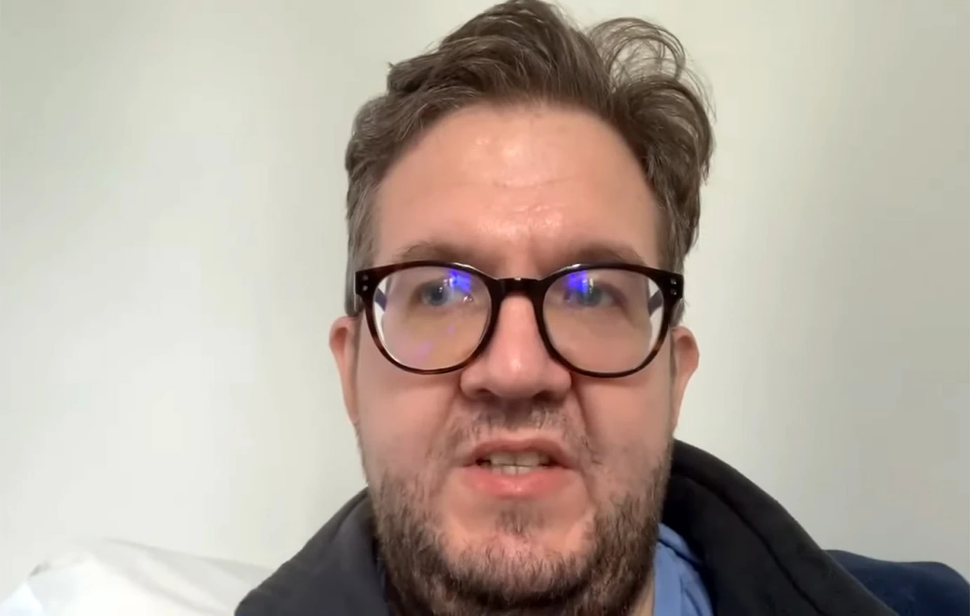 Αγγλία: Γιατρός πάγωσε τα πόδια του για να τα ακρωτηριάσει – Αντιμετωπίζει κατηγορίες για απάτη και ακραίο πορνό