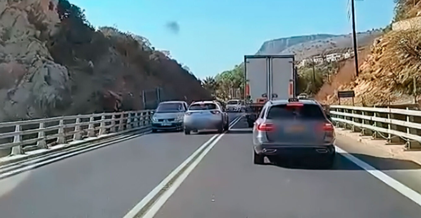 Παραλίγο τραγωδία στον ΒΟΑΚ: Οδηγός επιχείρησε να προσπεράσει τρία οχήματα – Από θαύμα δεν υπήρξε ατύχημα (βίντεο)