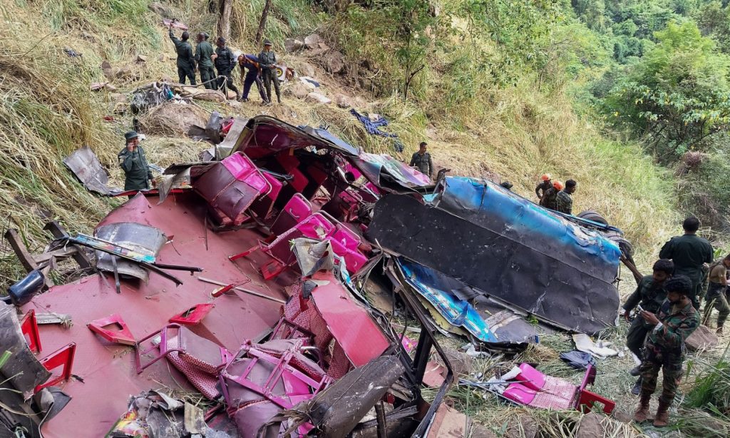 Ανείπωτη τραγωδία στη Σρι Λάνκα: Λεωφορείο έπεσε σε γκρεμό – 15 νεκροί και 16 τραυματίες (βίντεο & φωτο)