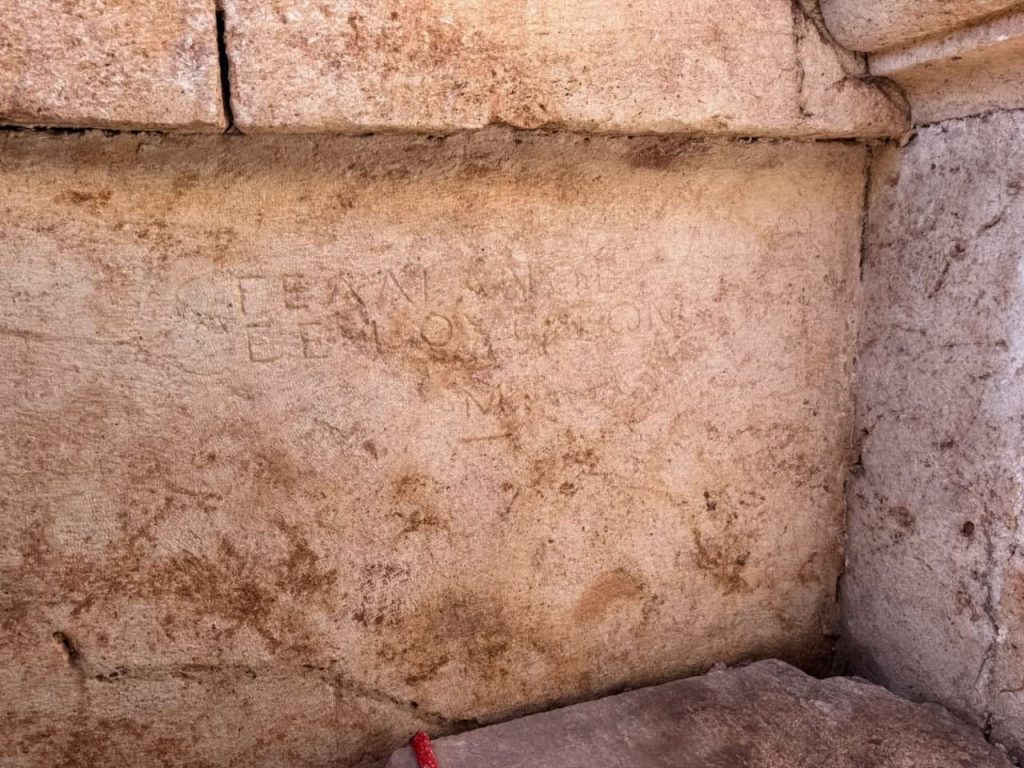 Σπουδαία ανακάλυψη στην Αλβανία: Βρέθηκε αρχαίος τάφος με ελληνο-ρωμαϊκή επιγραφή (φώτο)