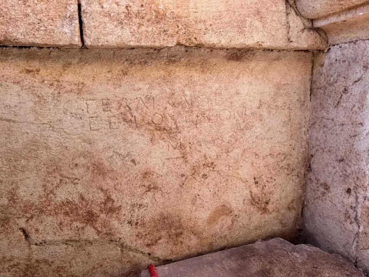 Σπουδαία ανακάλυψη στην Αλβανία: Βρέθηκε αρχαίος τάφος με ελληνο-ρωμαϊκή επιγραφή (φώτο)