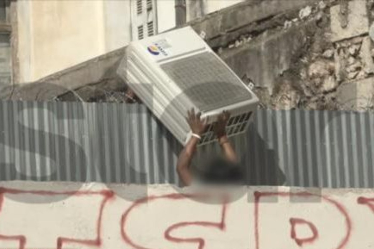 Βίντεο: Η στιγμή που κλέφτες «ξηλώνουν» κλιματιστικό από ταράτσα κτηρίου στην Ομόνοια 