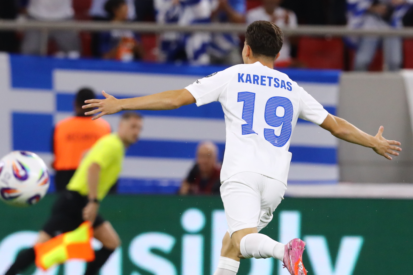 Γνώρισε την αποθέωση ο Κωνσταντίνος Καρέτσας για την εντυπωσιακή ντρίπλα του απέναντι στην Λευκορωσία – Δείτε βίντεο