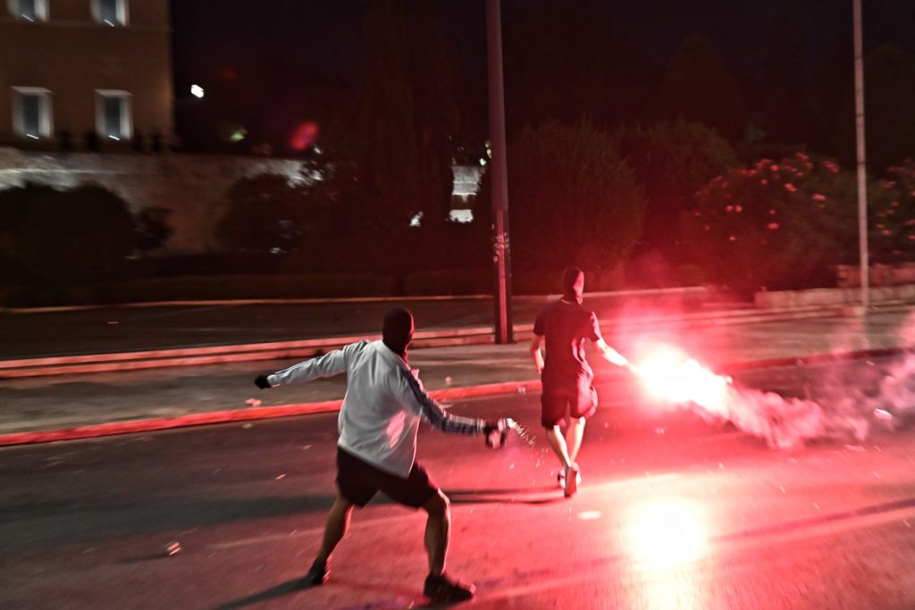 Αθήνα: Επεισόδια στo Σύνταγμα στη συγκέντρωση για τα Τέμπη: Μολότοφ και χημικά (φωτο)