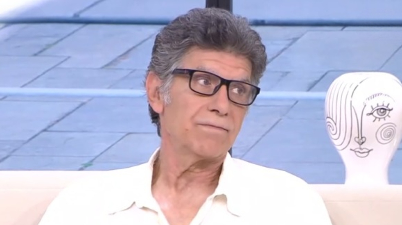 Γιάννης Μπέζος: «Γελοίοι οι συνομήλικοί μου που κυκλοφορούν με αρκουδόκρικους και αλογοουρές» (βίντεο)