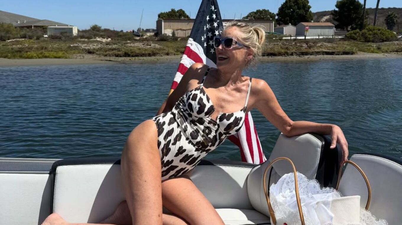 Σάρον Στόουν: Η διάσημη ηθοποιός ποζάρει με λεοπάρ μαγιό και εύχεται ο Θεός να ευλογεί την Αμερική (φωτο)