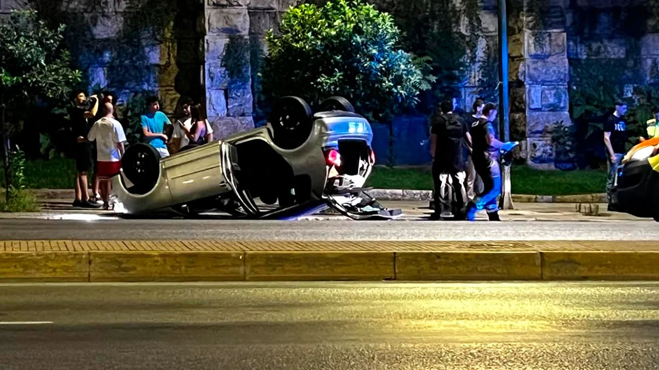 Τροχαίο ατύχημα στη λεωφ.Αμαλίας: Αναποδογύρισε αυτοκίνητο – Τραυματίστηκε ο οδηγός (φώτο)