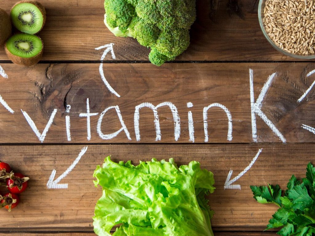 Βιταμίνη K: Σε ποιες τροφές θα τη βρούμε και ποια είναι τα συμπτώματα ανεπάρκειας