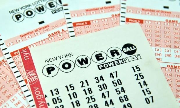 Powerball: Ιστορικό τζάκποτ 1,79 δισεκατομμυρίων δολαρίων έπειτα από τρεις μήνες έδωσε δύο νικητές