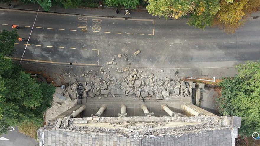 Βίντεο: H στιγμή που πρόσοψη βικτωριανού ναού καταρρέει στη Βρετανία – Περαστικός γλύτωσε την τελευταία στιγμή!