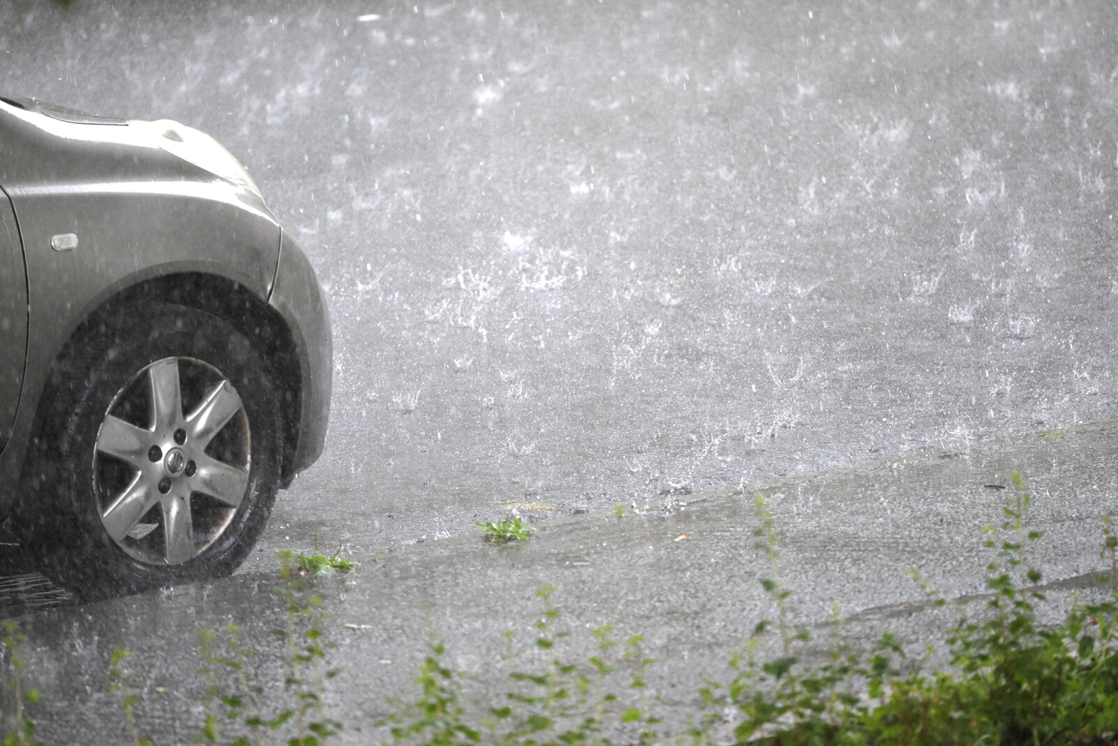 «Τόνοι νερού» έπεσαν στη Σουηδία εξαιτίας των καταρρακτωδών βροχών – Πλημμύρισαν δρόμοι και σιδηροδρομικές γραμμές