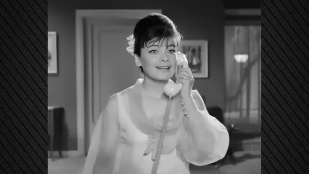 Τ.Καζάκου: Αναβίωσε τη διάσημη σκηνή της Τ.Καρέζη από την ταινία «Δεσποινίς Διευθυντής» (φωτο)