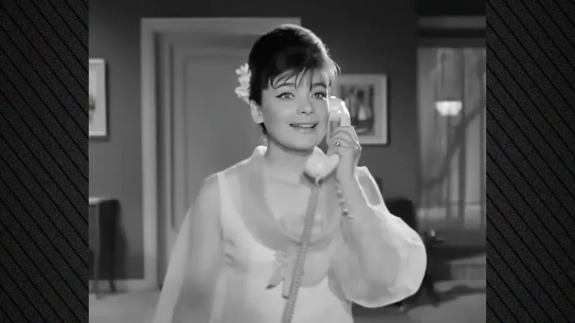 Τ.Καζάκου: Αναβίωσε τη διάσημη σκηνή της Τ.Καρέζη από την ταινία «Δεσποινίς Διευθυντής» (φωτο)