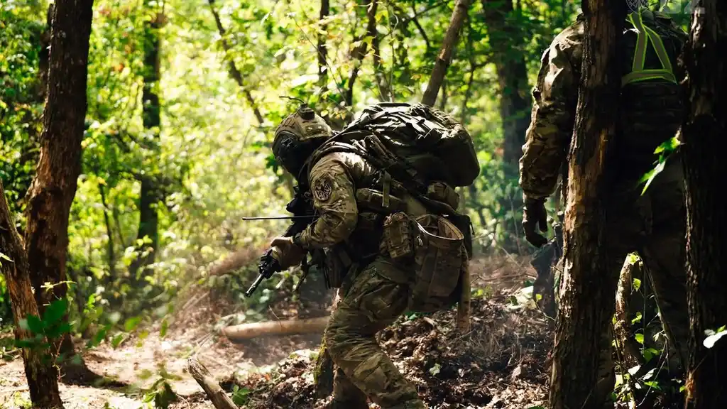 Ουκρανοί στρατιώτες προσπάθησαν ανεπιτυχώς να κρυφτούν σε… χόρτα για να μην εξοντωθούν από ρωσικά FPV (βίντεο)