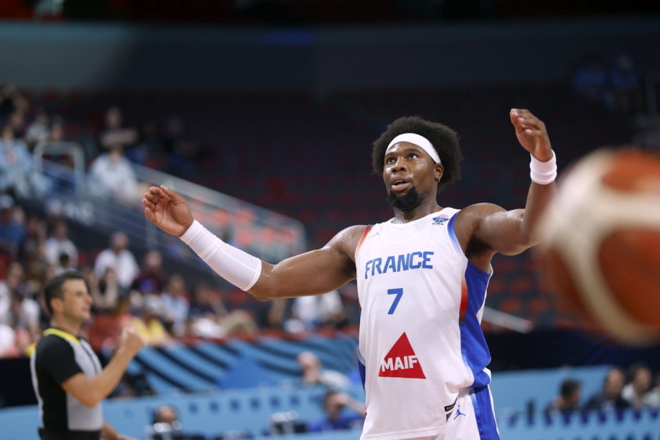 Εκνευρίστηκε ο Γιαμπουσέλε της Γαλλίας με Γεωργιανό δημοσιογράφο: «Μιλάμε εδώ, ηρέμησε» (βίντεο)