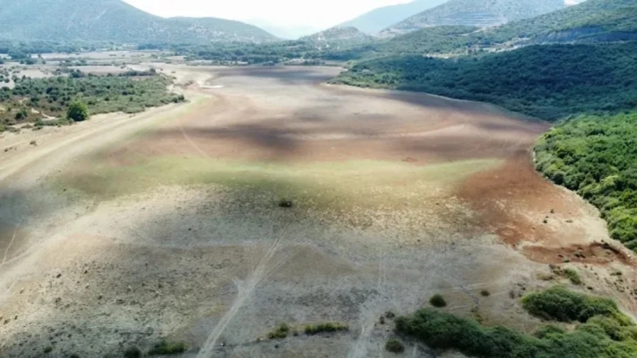 Θεσπρωτία: Αποκαρδιωτικές εικόνες από τη Λίμνη Προντάνη – Έχει μετατραπεί σε απέραντη πεδιάδα (φωτο)