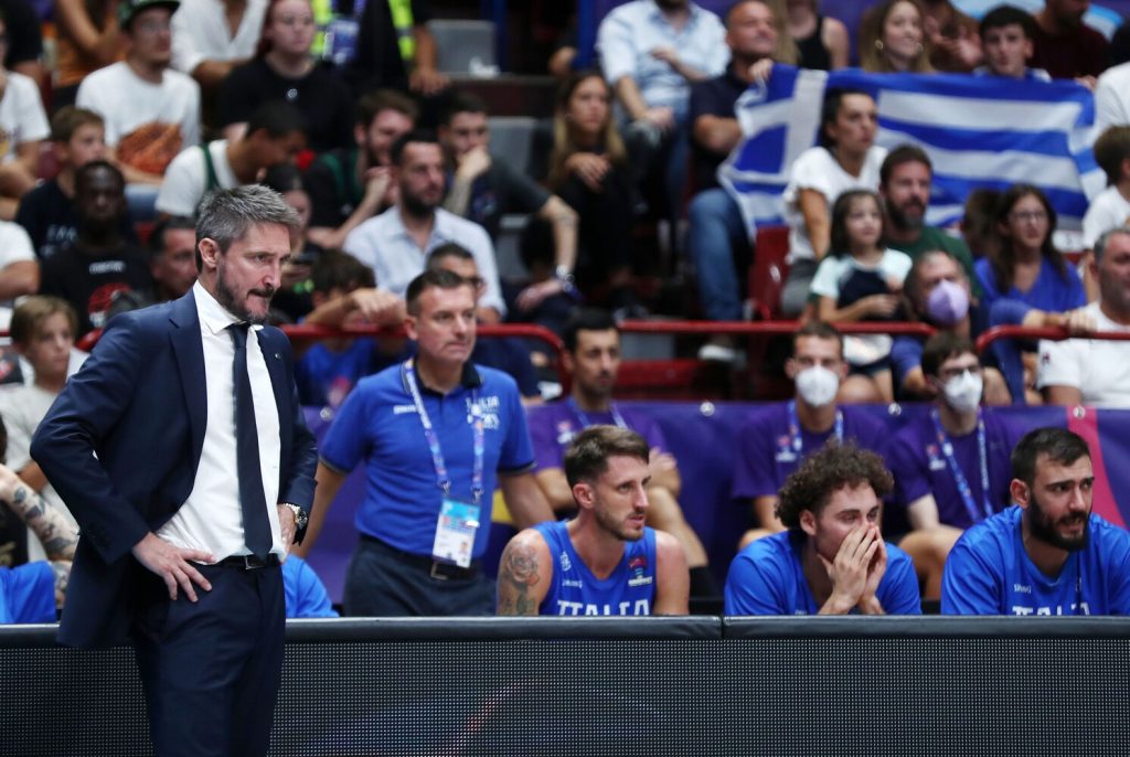 Eurobasket 2025: Ο Ποτσέκο ανακοίνωσε live την παραίτησή του από την Ιταλία προς έκπληξη των δημοσιογράφων (βίντεο)