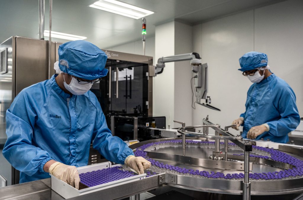 Ναόμι Γουλφ στο Ευρωπαϊκό Κοινοβούλιο: «Τα εμβόλια mRNA για τον COVID-19 καταστρέφουν το αναπαραγωγικό σύστημα»