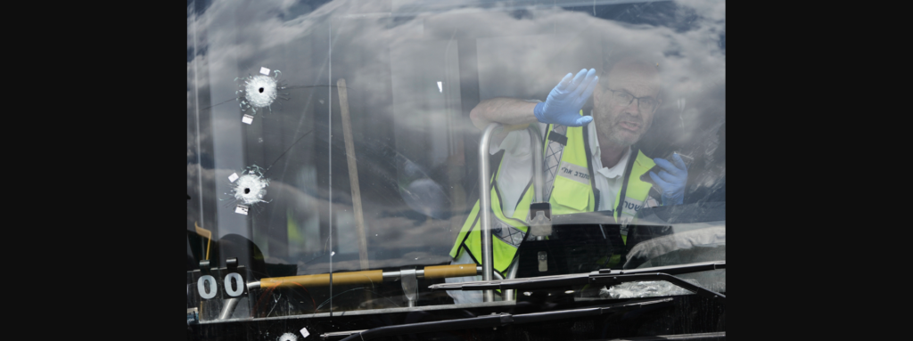 Ισραήλ: Βίντεο από την στιγμή της επίθεσης σε λεωφορείο – Τουλάχιστον έξι νεκροί