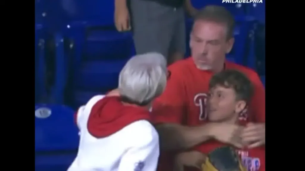 ΗΠΑ: Η στιγμή που γυναίκα αρπάζει από πατέρα μπάλα του μπέιζμπολ που έπιασε για τον γιο του! (βίντεο)