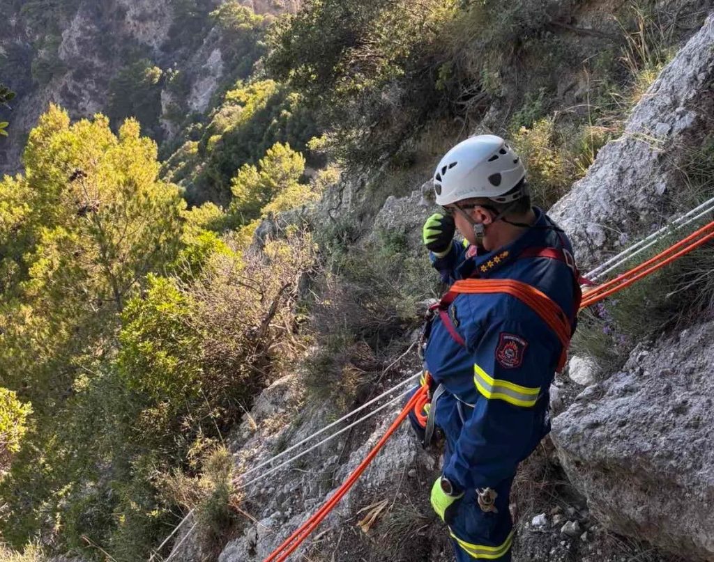 Επιχείρηση διάσωσης τριών ατόμων στη Γκιώνα: Τραυματίστηκε 57χρονος