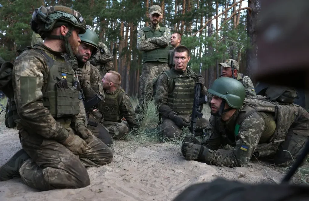 Δείτε την μοιραία προσπάθεια ανδρών της 49ης ουκρανικής Ταξιαρχίας να κρύψουν αμερικανικό «M777 Howitzer» (βίντεο)