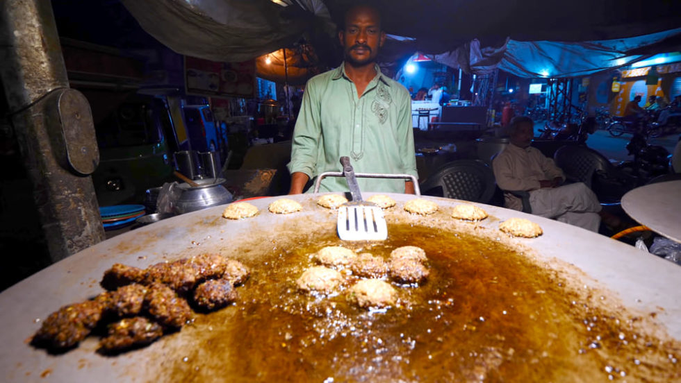 Βίντεο: Πακιστανικό street food για «γερά στομάχια» τηγανισμένο σε λάδι… δεκαετίας!
