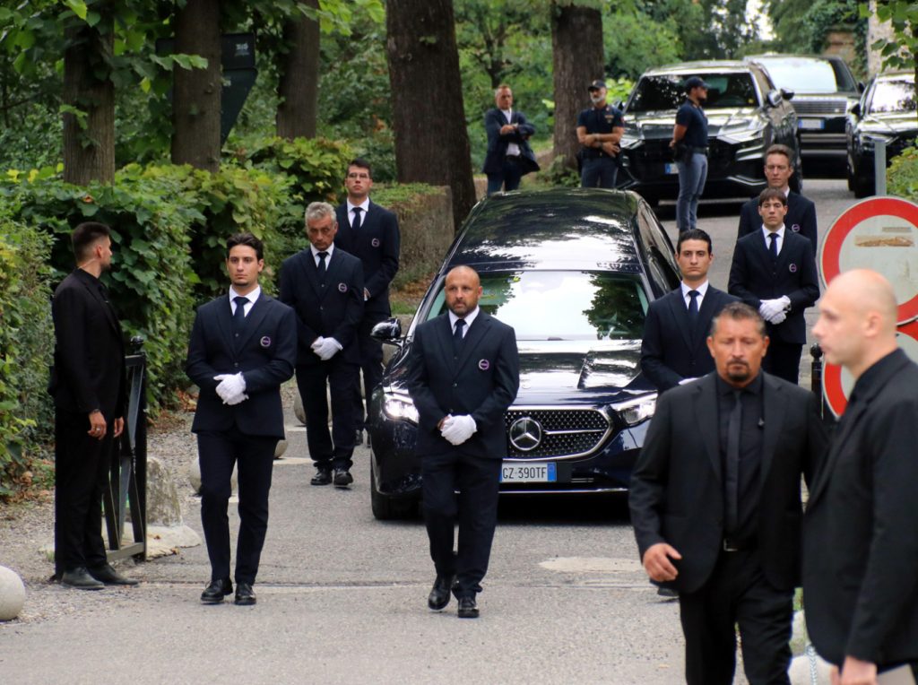 Συγγενείς και φίλοι λένε το «ύστατο χαίρε» στον Τζόρτζιο Αρμάνι – Δείτε βίντεο και φωτογραφίες