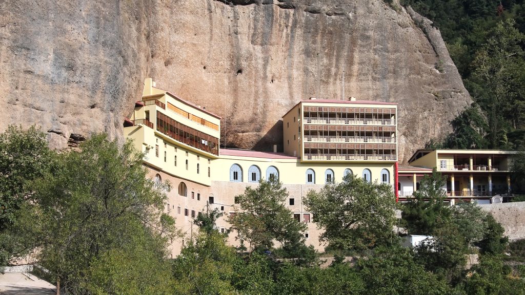 Η Μητρόπολη Καλαβρύτων καθαίρεσε τον συλληφθέντα ηγούμενο της Μονής Μεγάλου Σπηλαίου: Τι αναφέρει σε ανακοίνωσή της