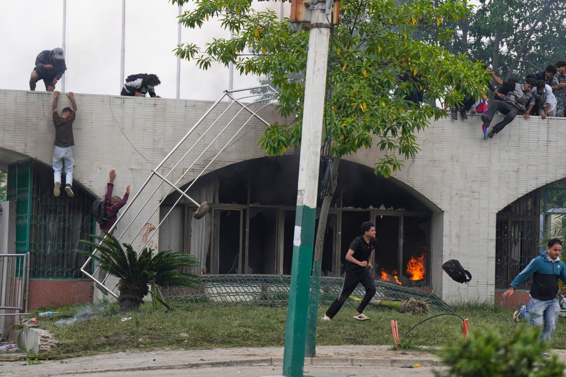 «Χάος» στο Νεπάλ: Συγκρούσεις διαδηλωτών με την αστυνομία για την απαγόρευση των social media – 14 νεκροί (φωτο)