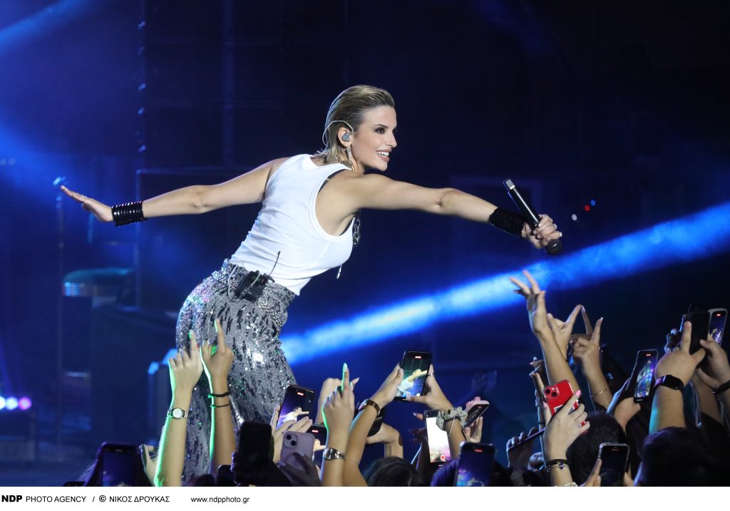 Κατερίνα Λιόλιου: «Μάγεψε» το κατάμεστο Βεάκειο θέατρο Πειραιά (φωτό)