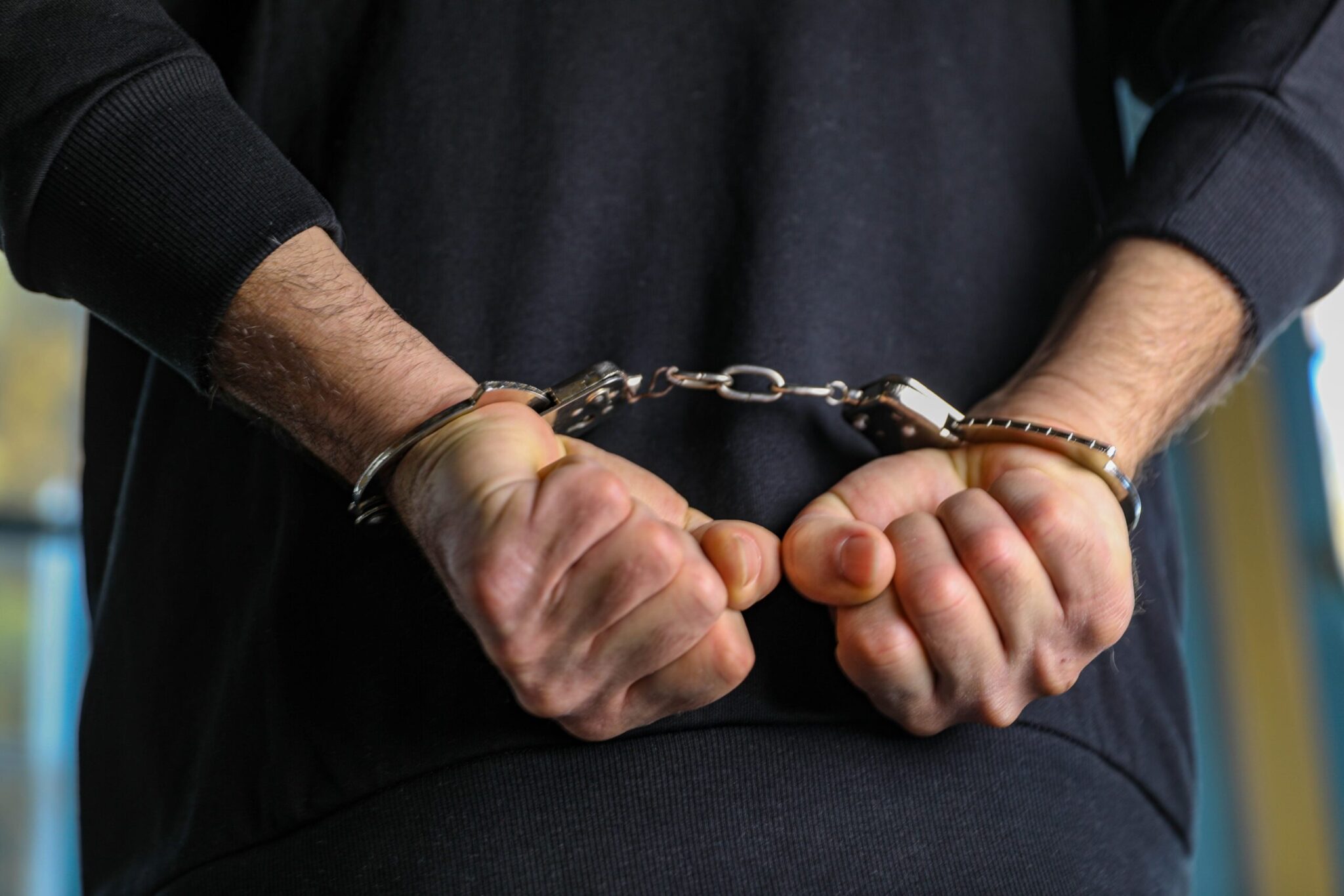 Συνελήφθησαν στα Εξάρχεια οι γιοι γνωστού πρώην υπουργού του ΣΥΡΙΖΑ – Είχαν στην κατοχή τους δύο πτυσσόμενα γκλοπ