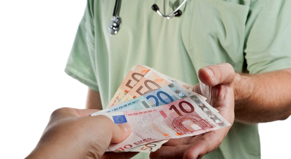 Ο ΙΣΑ ζητάει τα στοιχεία του γιατρού που συνελήφθη για το «φακελάκι»