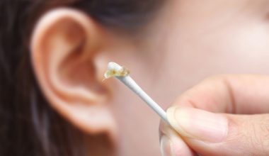 Νέα έρευνα αποκαλύπτει: Τι δείχνει το κερί του αυτιού σας για την υγεία σας