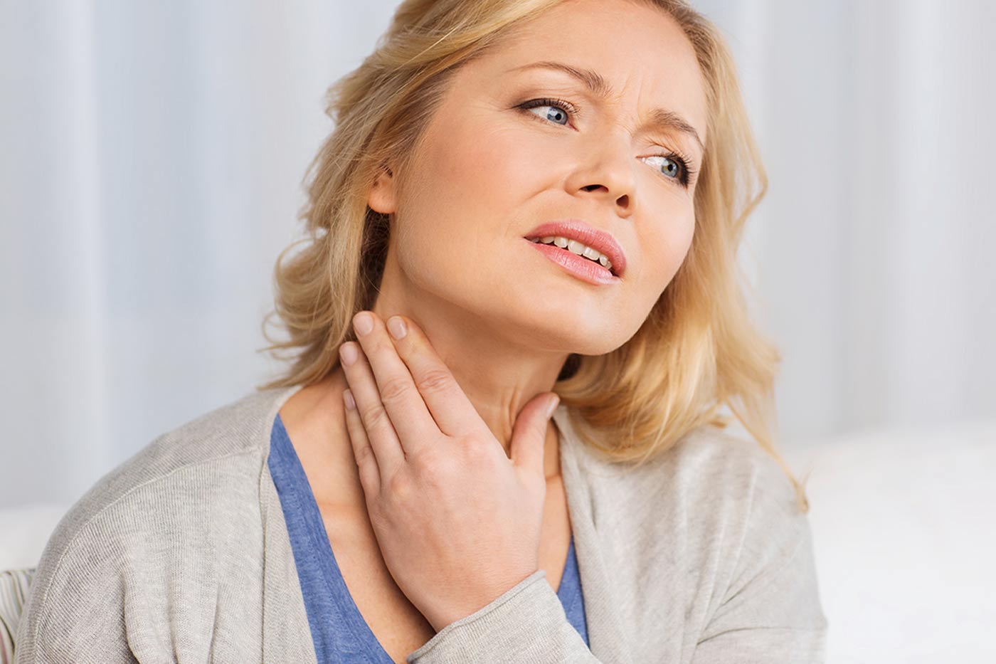 Υποθυρεοειδισμός: Δείτε πότε μπορεί να προκαλέσει δυσφορία στον λαιμό