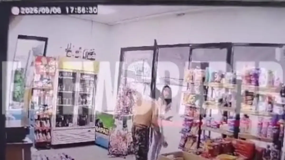 Βίντεο: Η στιγμή που άντρας επιτέθηκε σε υπάλληλο μίνι μάρκετ στον Βόλο 