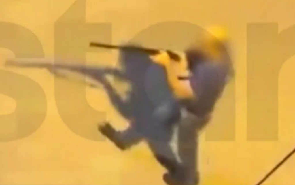 Θεσσαλονίκη: Εντοπίστηκε ο άνδρας με την καραμπίνα που κυνηγούσε παρέα νεαρών κοντά στο σπίτι του