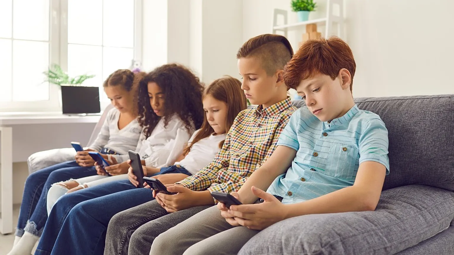 Νέα έρευνα: Tο 70% των παιδιών στην Ευρώπη τo 2050 αναμένεται να εμφανίσει μυωπία λόγω χρήσης οθονών και κινητών