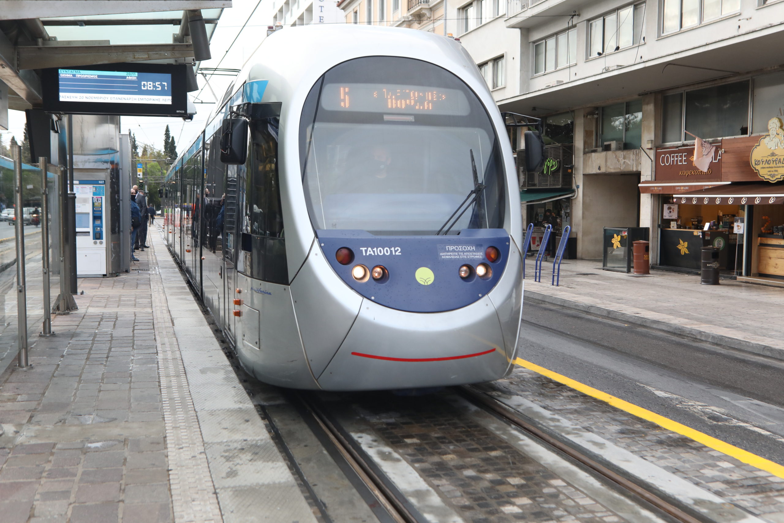 Πειραιάς: Σύγκρουση λεωφορείου με τραμ – Τουλάχιστον 30 τραυματίες! (upd)