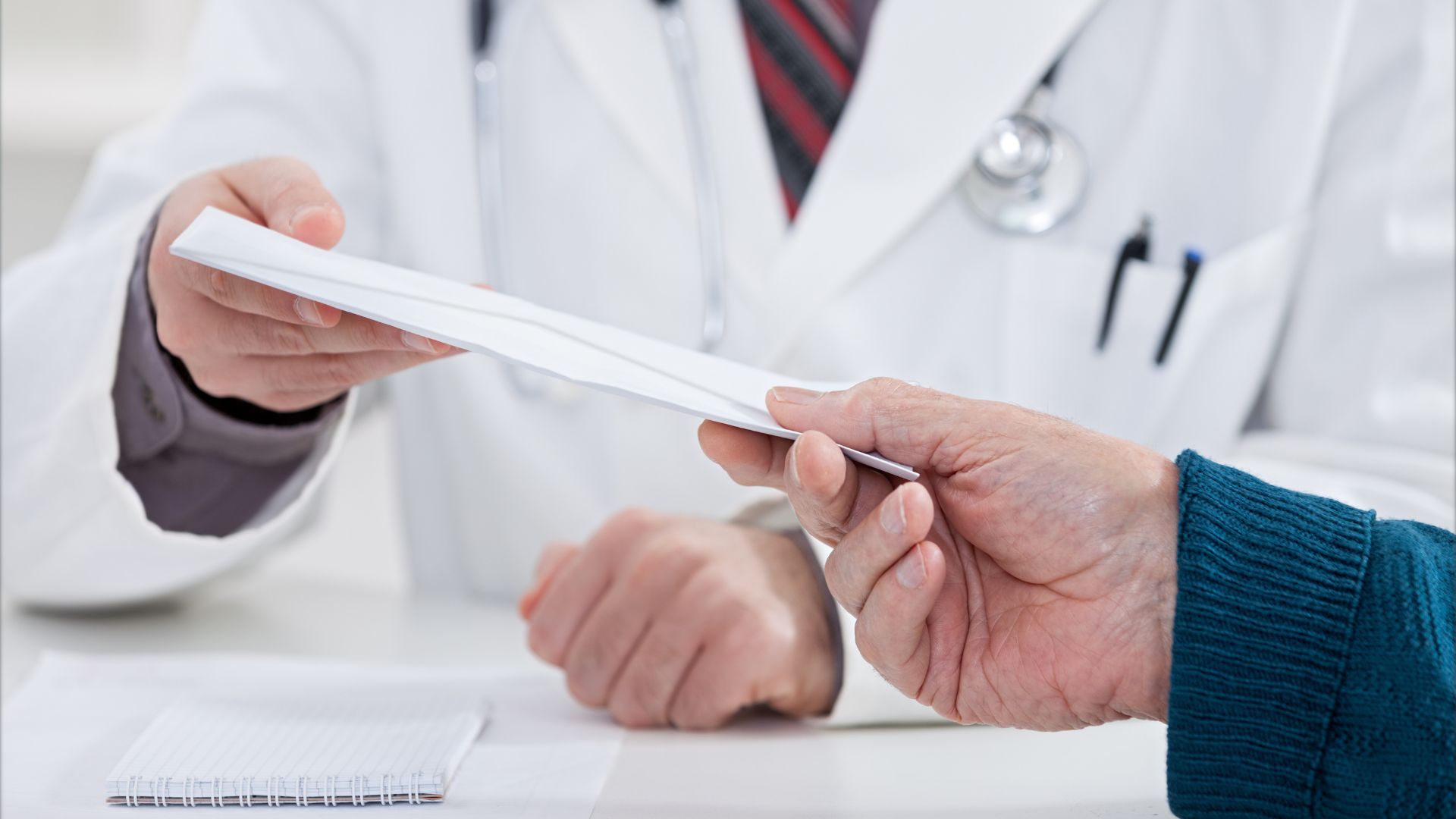 Η καταγγελία που οδήγησε στη σύλληψη του διευθυντή της καρδιοχειρουργικής του Ιπποκράτειου για «φακελάκι» (βίντεο)