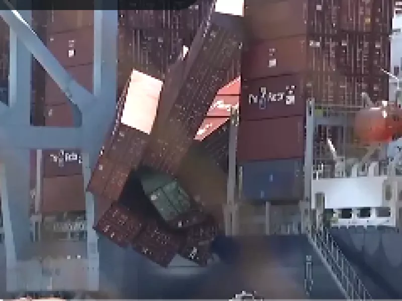 Βίντεο: Δεκάδες κοντέινερ έπεσαν από πλοίο σε θάλασσα στη Νότια Καλιφόρνια 