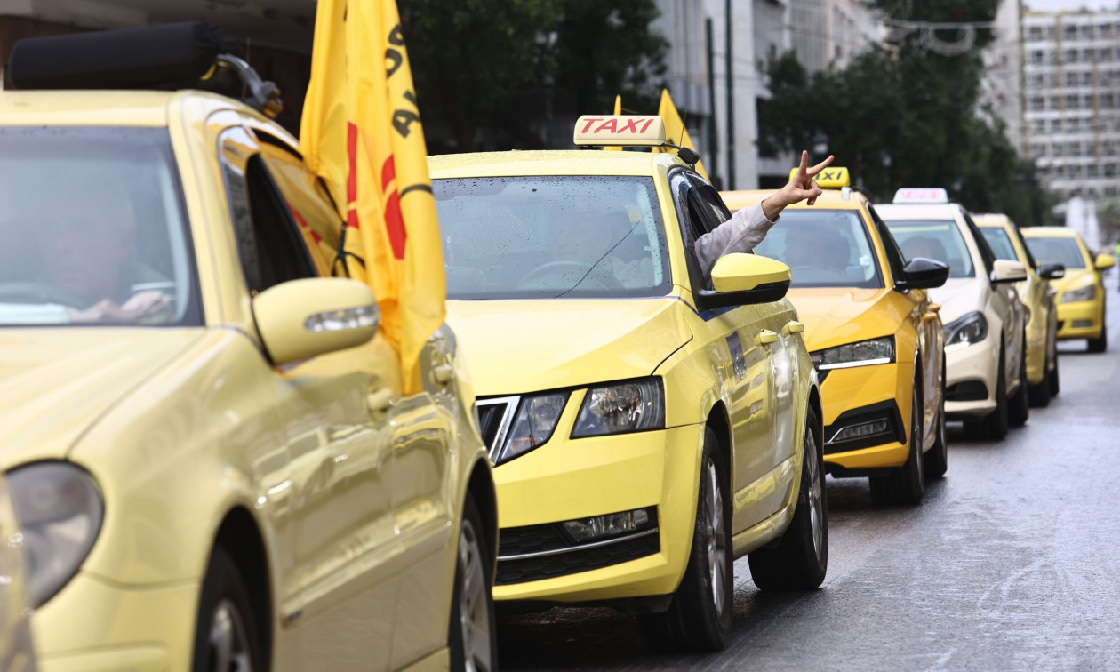 Απεργία ταξί: Μέχρι το υπουργείο Μεταφορών έφτασε η αυτοκινητοπομπή