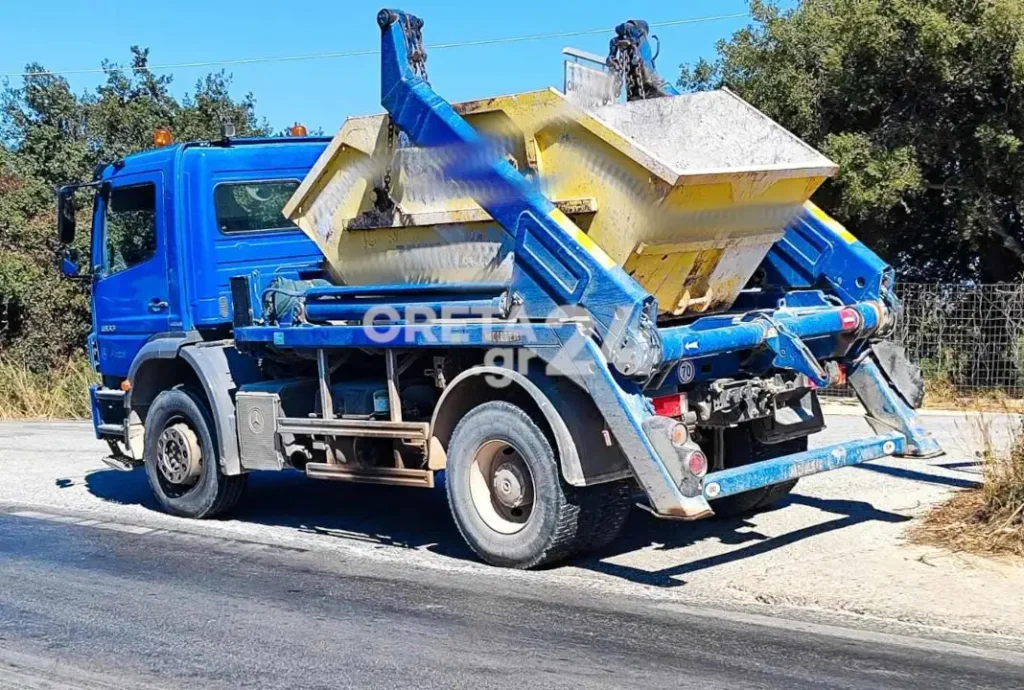 Ταξί που μετέφερε οικογένεια «καρφώθηκε» σε φορτηγό στα Χανιά (φωτο)